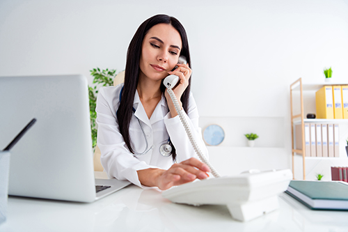 Femme du corps médical au téléphone