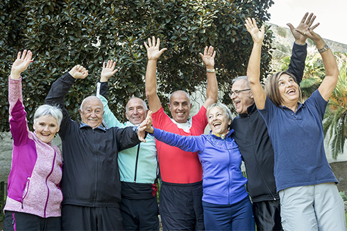 Photo de Groupe de séniors en promenade